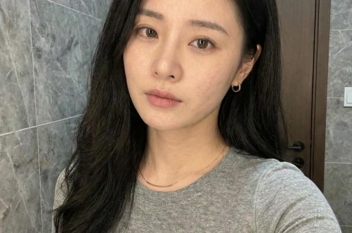 向太这回恐要翻车！曝49岁黄晓明曾当众给她下跪十几人目睹