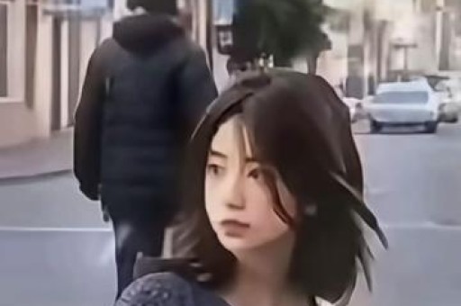 女星超大牌排场惹热议与男助理亲密举动引全网吵翻
